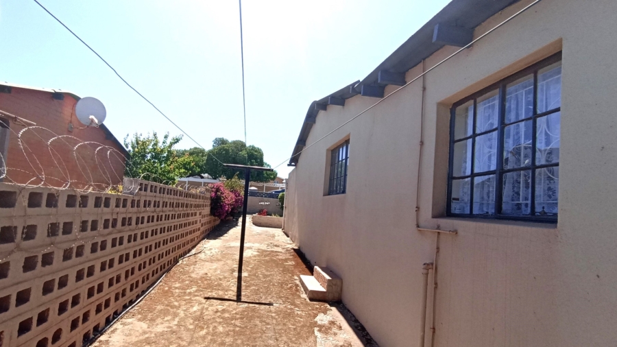 2 Bedroom Property for Sale in Louwville Western Cape